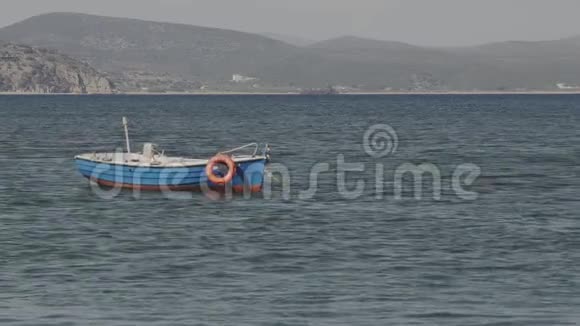 小希腊渔船在锚视频的预览图