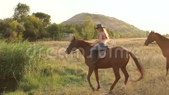 夏天女孩和她的马在湖里洗澡视频的预览图