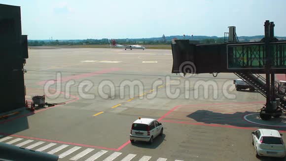 飞机穿过标记的停车场接近一条登机走道视频的预览图