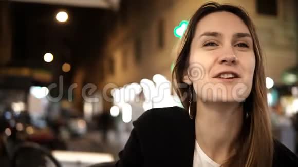 年轻快乐的女人和朋友聊天晚上坐在咖啡馆里在市中心喝咖啡视频的预览图