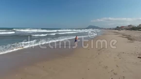 无人驾驶飞机从四面八方向海滩上的人射击视频的预览图