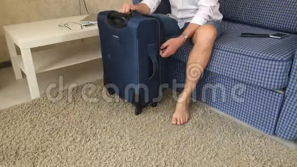 丈夫酗酒者从手提箱里扔东西寻找酒精离婚特写视频的预览图
