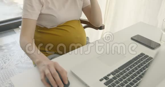 工作或学习的孕妇视频的预览图