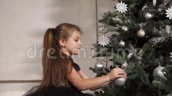 可爱的小装饰圣诞树视频的预览图
