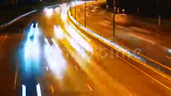 公路上的灯光小径视频的预览图