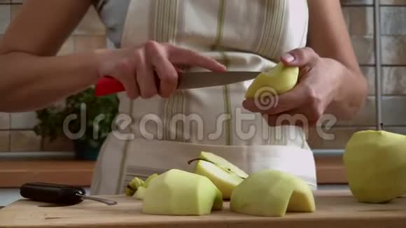 女人准备苹果馅饼慢动作录像视频的预览图