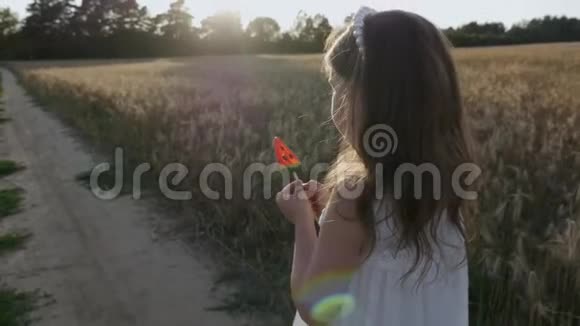 小女孩正在一根棍子上吃糖果视频的预览图