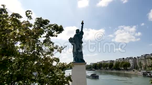 巴黎自由女神像从后面看到的视频的预览图