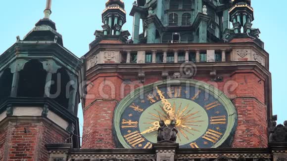 古代钟塔上的格但斯克主市政厅建筑前往波兰视频的预览图