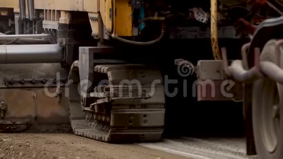 在街道重建工作的重型机器视频的预览图