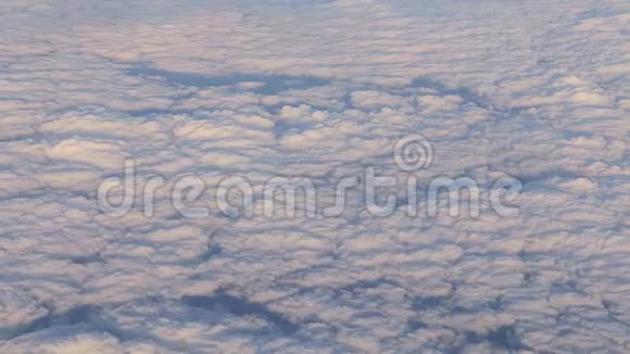 从飞机上看到美丽的云景视频的预览图