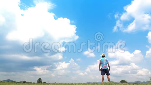 男子跳跃慢动作和云天背景视频的预览图