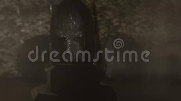 中世纪战士头盔盾牌和剑视频的预览图