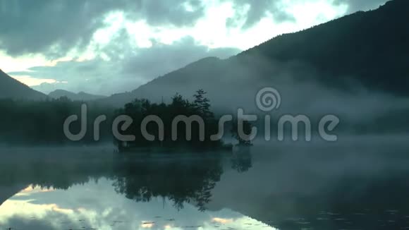 令人叹为观止的美丽宁静的山湖全景视频的预览图