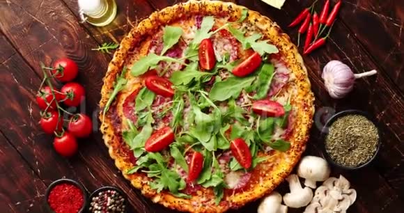 意大利食品背景有披萨生面粉和木制桌子上的蔬菜视频的预览图