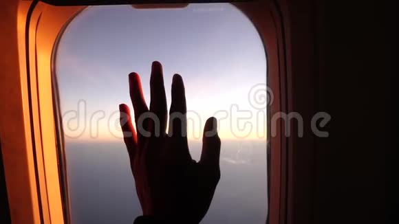 把手放在飞机的窗户上视频的预览图