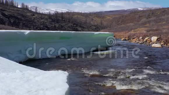 春天在湍急的岩石山河上的冰川视频的预览图