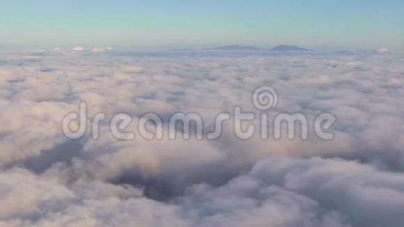 从飞机上看到美丽的云景视频的预览图