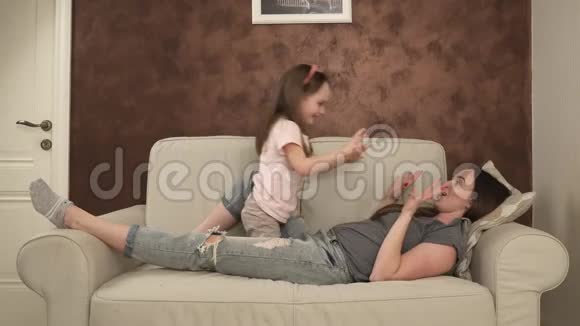 小女孩落入母亲的怀抱视频的预览图