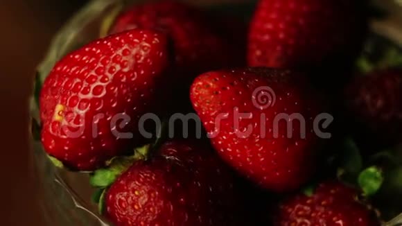 一堆草莓视频的预览图