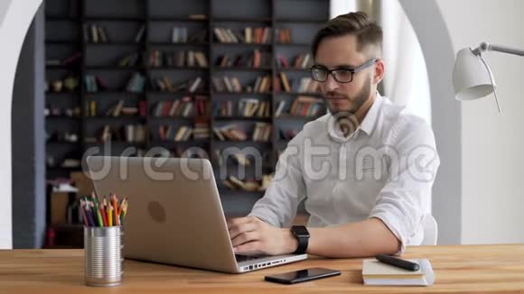 智能领导者通过计算机在工作空间中工作视频的预览图