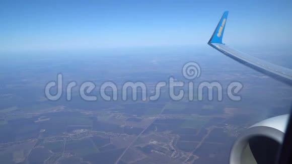 蓝天背景上的飞机翼在飞行中的高度视频的预览图