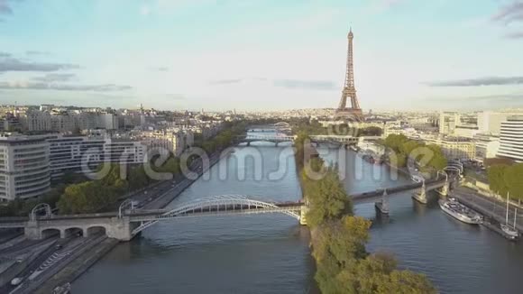 巴黎的空中景色塞纳河和埃菲尔铁塔无人驾驶视频的预览图