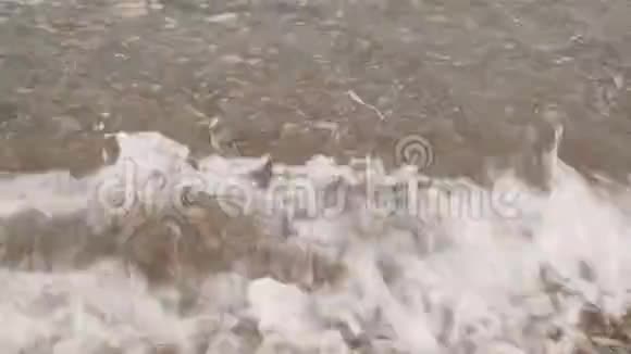 海浪正在冲刷卵石海滩特写镜头视频的预览图