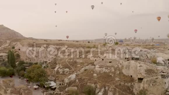 卡帕多西亚一架非常漂亮的无人机横跨堡垒视频的预览图