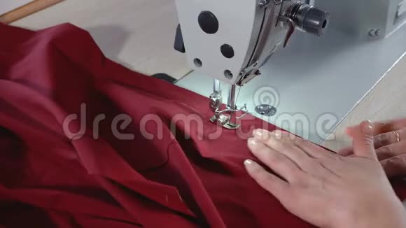 女裁缝缝在一台工业缝纫机上动作快视频的预览图