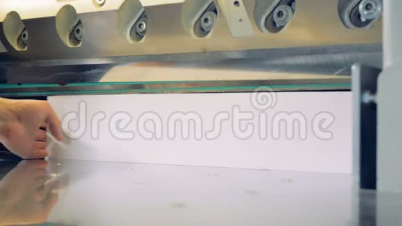 印刷厂工业断头台机切纸剪的工业刀具视频的预览图