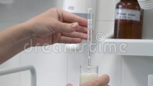 实验室牛奶温度的测量视频的预览图