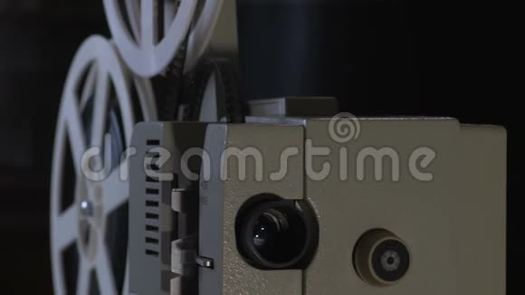 业余电影院投影仪为8mm胶片1960年代1970年代1980年代家庭影院电影超级8录像夹4k视频的预览图