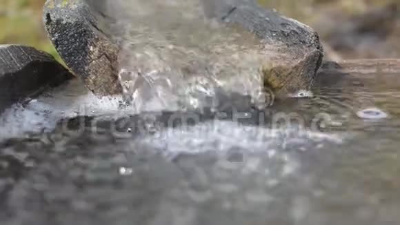 水在沟槽中流动视频的预览图