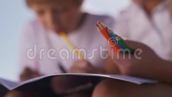 幼儿用铅笔画特写视频的预览图