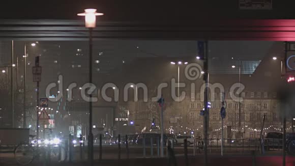 中心柏林夜间交通场景视频的预览图