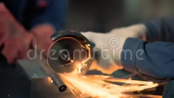 工人切割金属手盘磨床磨砂锯视频的预览图