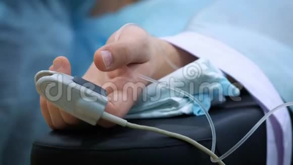 病人用奥西米特把床交上来复苏患者测量手术过程中的脉搏和压力视频的预览图