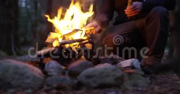 在森林里的室外点燃篝火视频的预览图