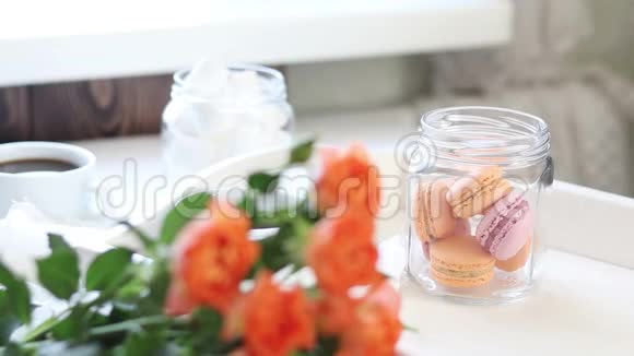 一杯咖啡橘子芒果和柑橘杏仁糖和棉花糖在罐子里新鲜的小玫瑰视频的预览图