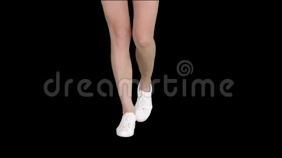 穿白色运动鞋走路的女性腿视频的预览图