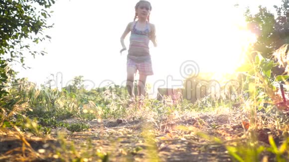 女孩光着脚在地上奔跑视频的预览图