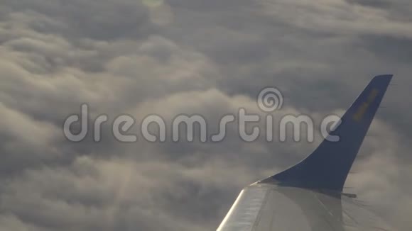 在早晨的天空中飞翔在美丽的云彩之上视频的预览图