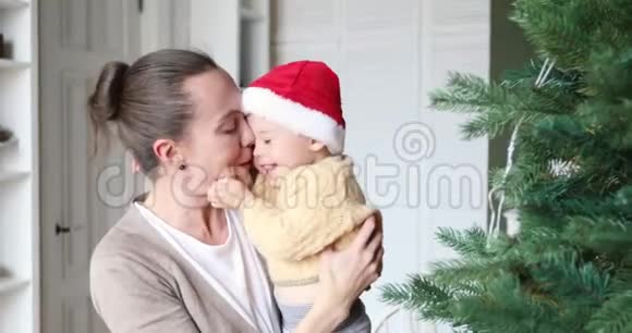 母亲和孩子嘲笑圣诞树视频的预览图