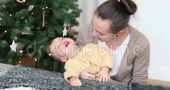 母亲和孩子嘲笑圣诞树视频的预览图