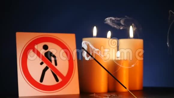 许多燃烧着的蜡烛用黄色的火焰挥舞着人们的入口是禁止黑色的视频的预览图
