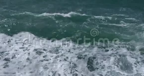 粗糙的绿松石海视频的预览图