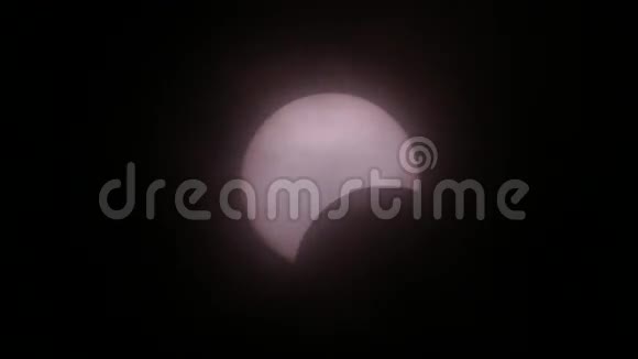 日偏食的月亮覆盖太阳视频的预览图