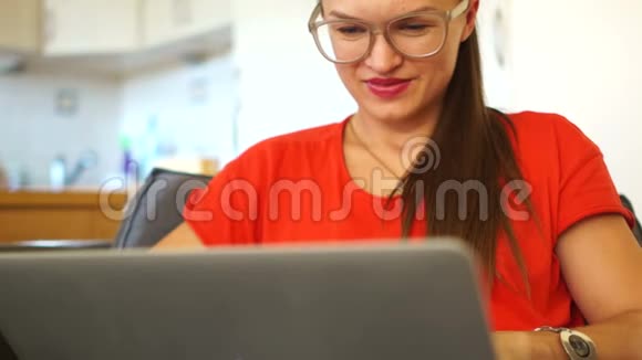 在现代办公室工作的戴着眼镜使用电脑触摸屏的微笑女商人的特写照片视频的预览图