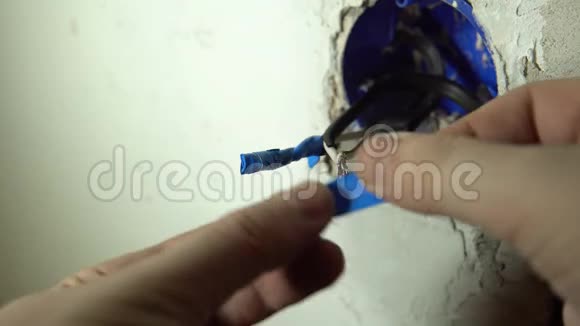 手的特写用蓝色胶带隔离焊接的电线视频的预览图